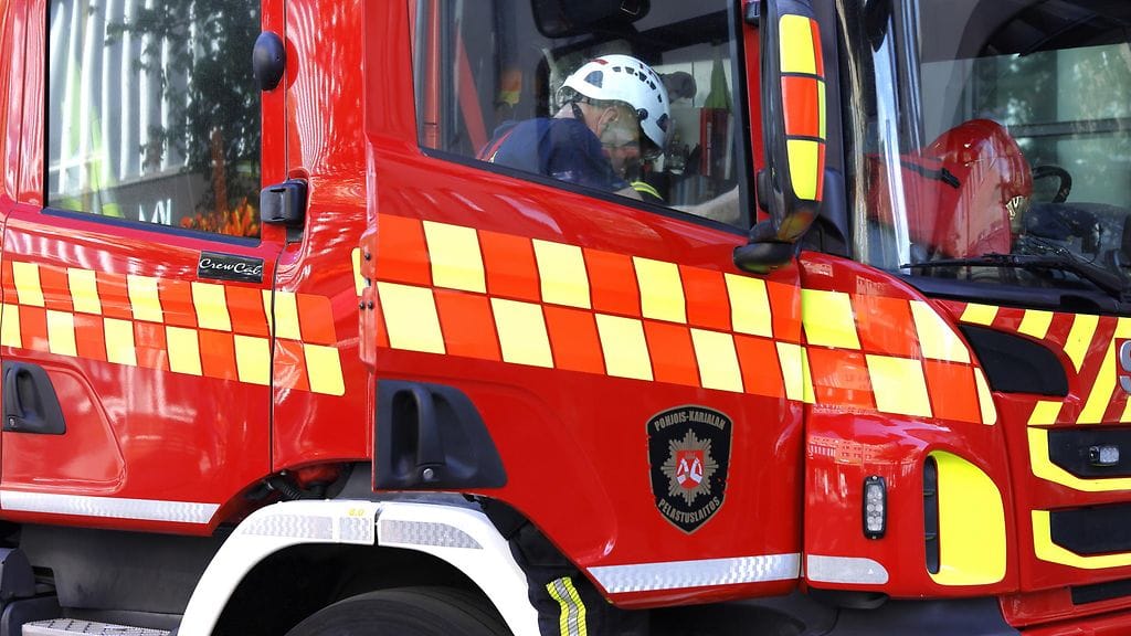 Pelastuslaitoksen mukaan kuljettaja ajautui tieltä sairaskohtauksen seurauksena.