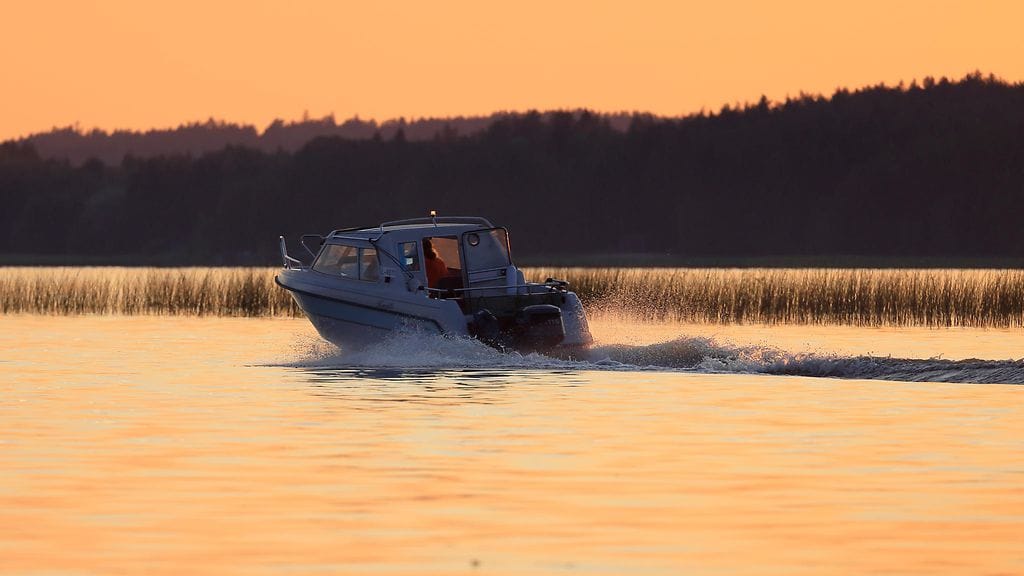 Poliisipartio yritti käskyttää kuljettajaa ajamaan veneen rantaan, mutta kuljettaja liukeni paikalta. Kuvituskuva.
