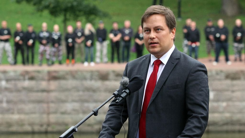 Elinkeinoministeri Vilhelm Junnilan (ps.) äärioikeistokytkökset on huomattu medioissa ympäri maailmaa. Junnila pitämässä puhetta Turussa äärioikeistolaisen Kansallismielisen liittouman järjestämässä Kukkavirta-tapahtumassa vuonna 2019.