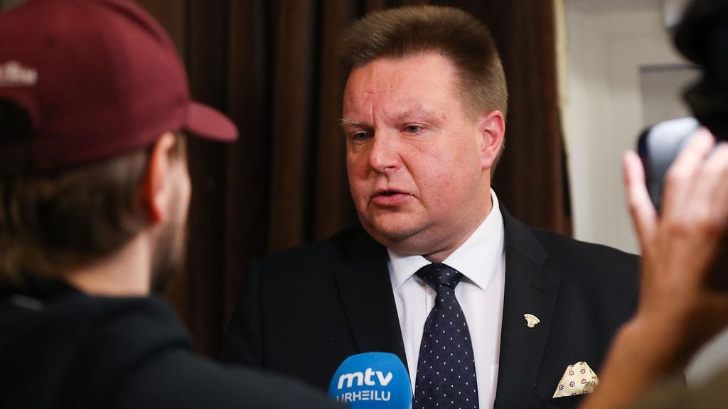 Jääkiekkoliiton puheenjohtaja Harri Nummela pahoittelee tapauksesta syntynyttä ristiriitaista julkisuuskuvaa.