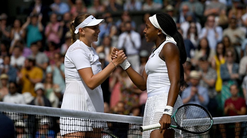 Pelaajat saavat jatkossa käyttää tummia alushousuja Wimbledonissa. Yhdysvaltalainen Coco Gauff (oik.) on erityisen mielissään päätöksestä.