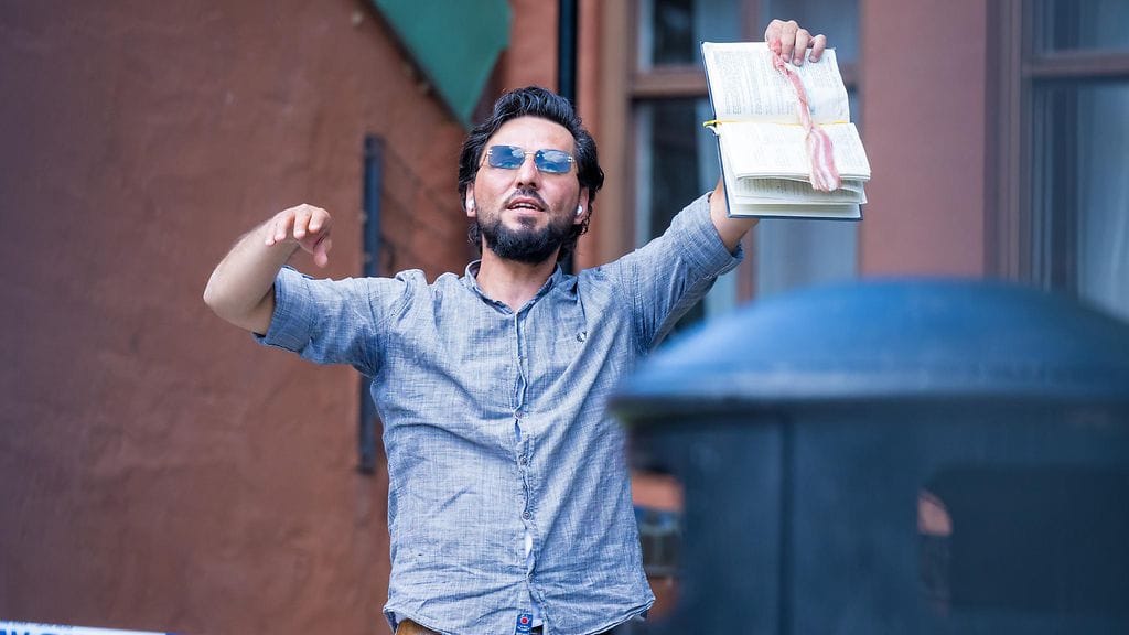 Salwan Momika leikitteli koraanilla moskeijan edustalla Tukholmassa keskiviikkona.