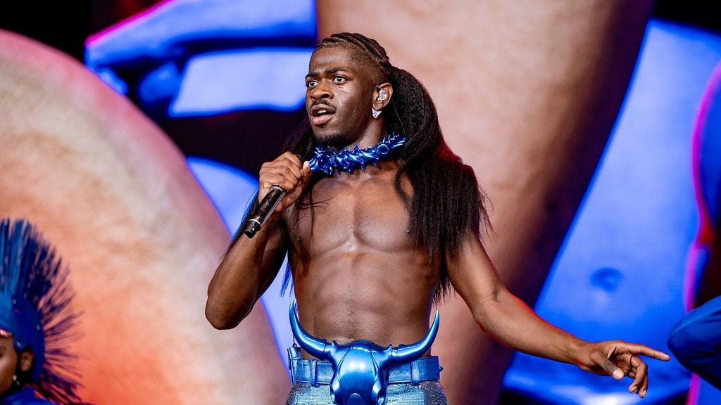 Lil Nas X vaikutti hieman huvittuneelta, kun kesken Tukholman keikan lavalle heitettiin aikuisten lelu.