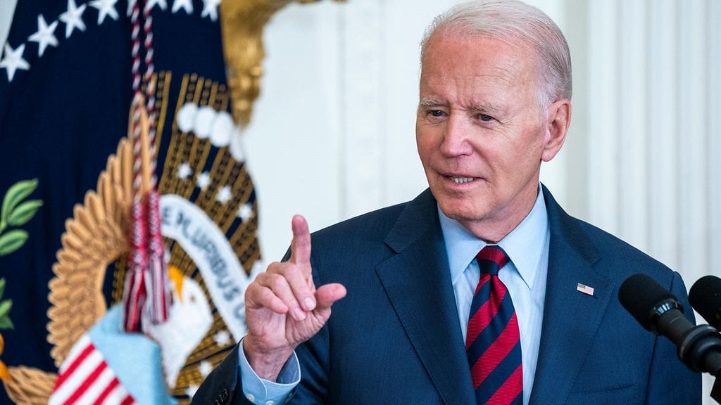 Joe Biden vertasi Los Angelesin paloja sotatoimialueisiin