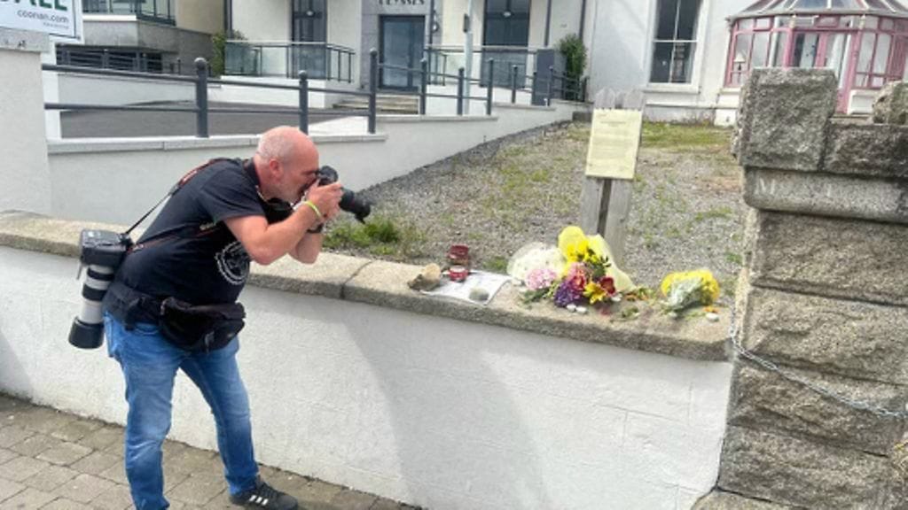 Kukkia ja kunnianosoituksia Sinead O'Connorin vanhan kodin ulkopuolella Brayssa Irlannissa sen jälkeen, kun tähti kuoli keskiviikkona 56-vuotiaana.