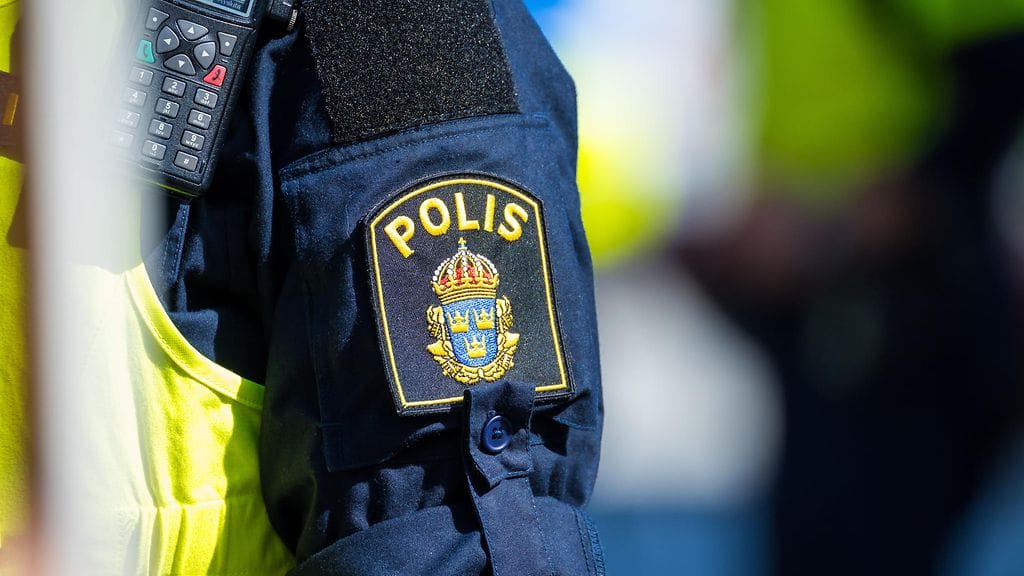 Epäiltyjen etsinnässä käytetään helikoptereita ja poliisikoiria.