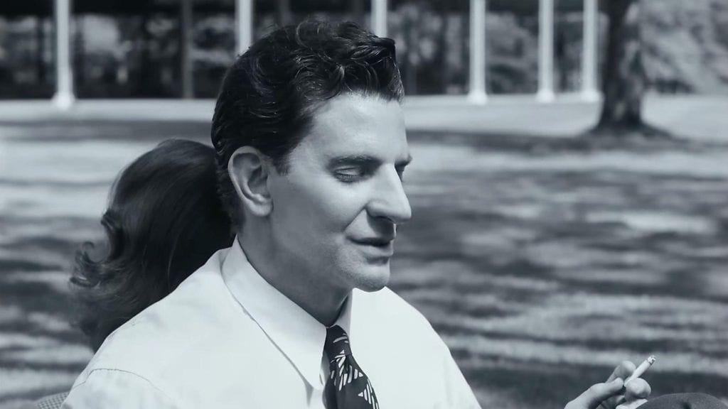 Bradley Cooper roolissaan Leonard Bernsteinina elokuvassa Maestro.