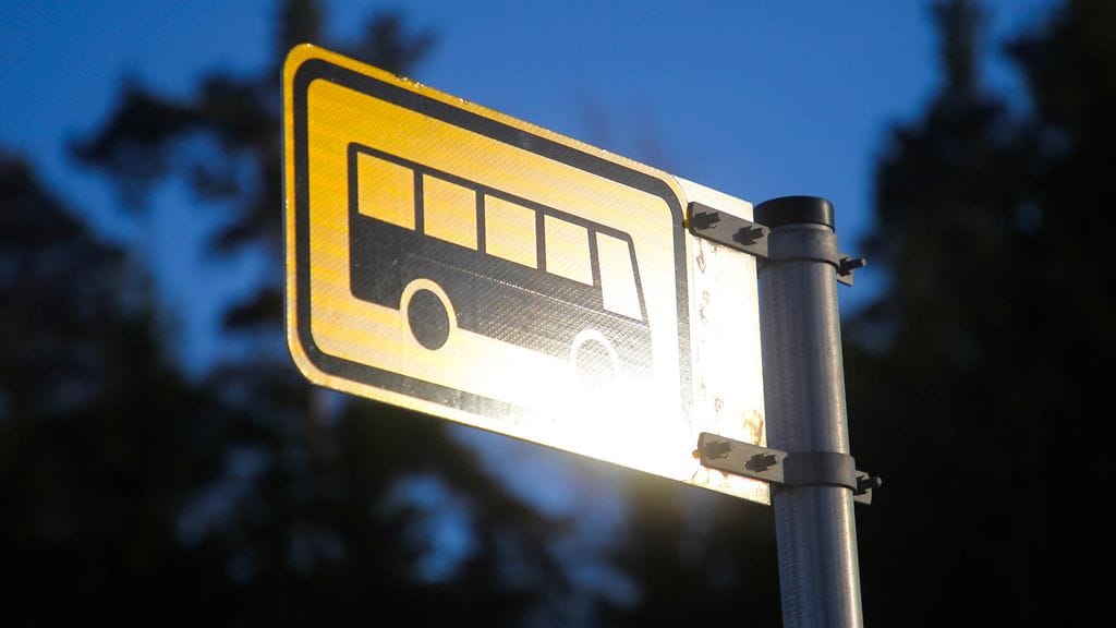Lapselle on hyvä opettaa turvallisen bussimatkustamisen perusteet. Kuvituskuva.
