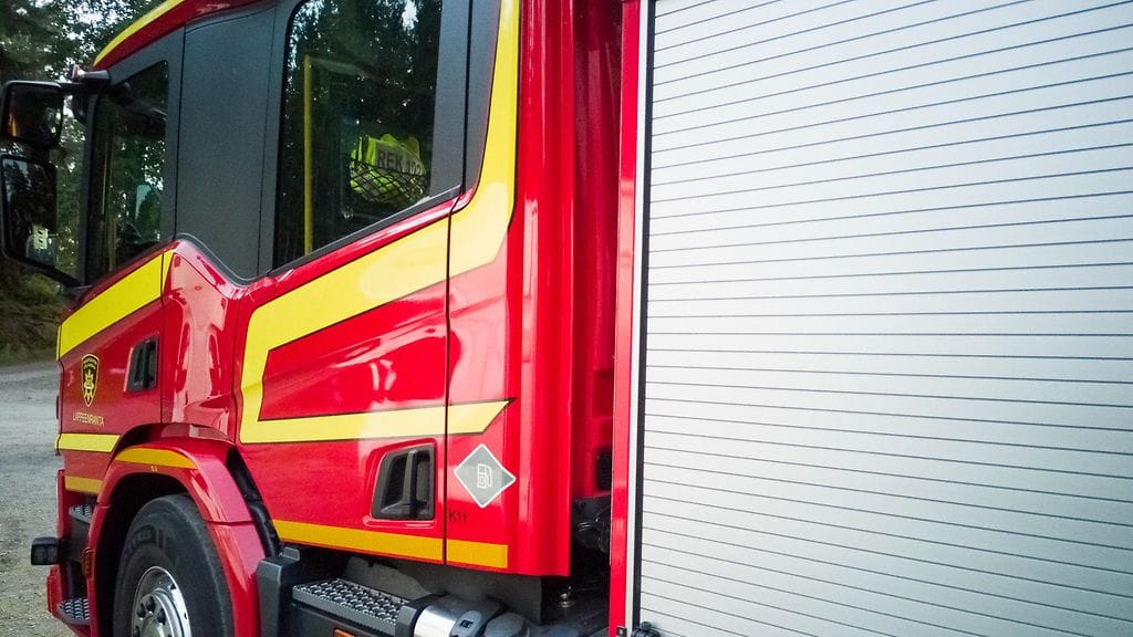 Selluntiellä sijaitsevan tehtaan massasäiliössä tapahtunut paineennousu lennätti säiliön katon tehtaan katon päälle. Kuvituskuva.