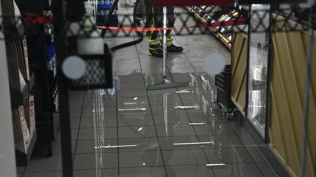 LK 31.8.2023 Sadevettä tulvinut Citycenterin Alkoon varhain aamulla Helsingissä 31. elokuuta 2023.