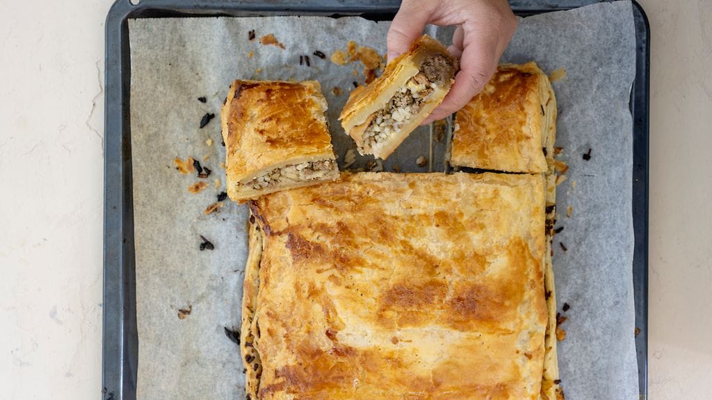 Peltilihapiirakan joukkoon voi sujauttaa vaikka kantarelleja!