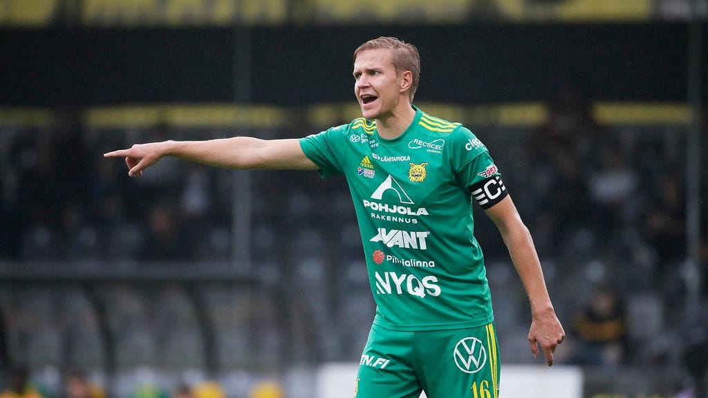 Tatu Miettunen yllättyi cupin mestaruuspokaalin painosta.