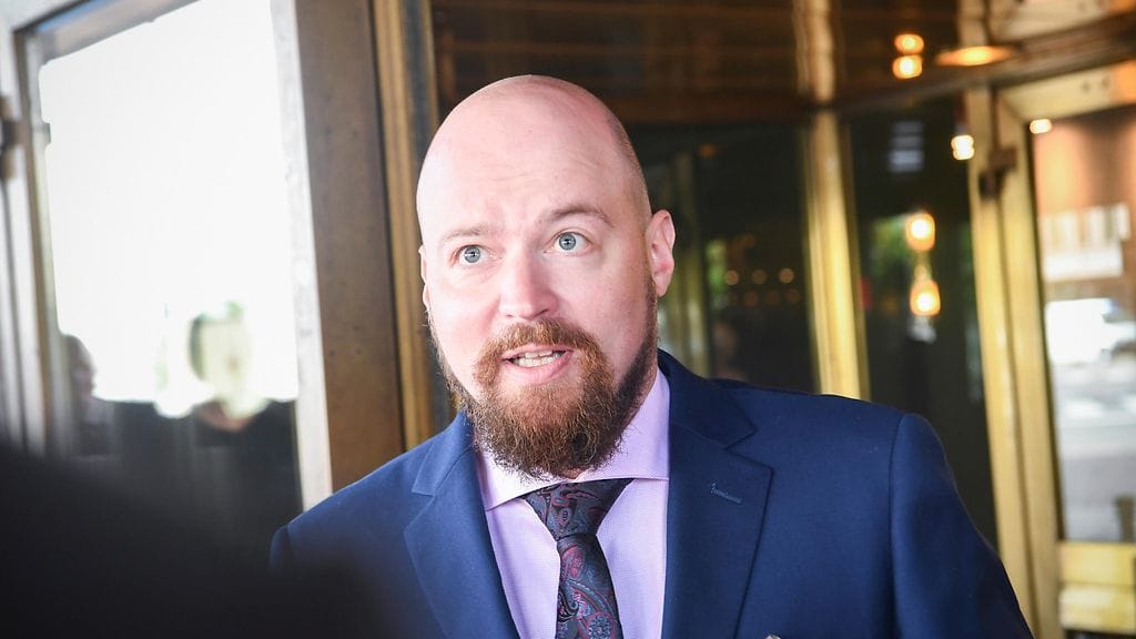 Entinen keskustan kansanedustaja Kärnä aloitti Rautavaaran kunnanjohtajana joulukuussa 2023. Rautavaaralla asuu 1425 ihmistä. (Tilastokeskus 2023)