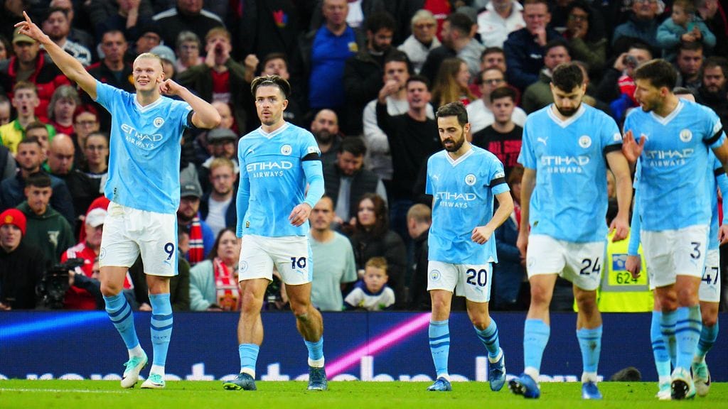 Erling Haaland (vasemmalla) oli ylivertainen, kun Manchester City kaatoi paikallisvastustajansa Manchester Unitedin 3–0.