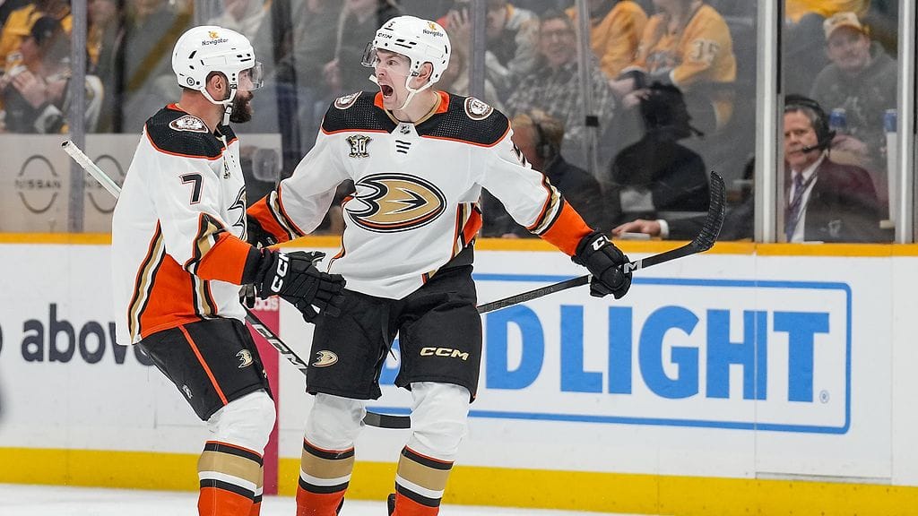 Urho Vaakanainen (oik.) ehti jo tuulettaa uransa ensimmäistä NHL-maalia, mutta maalintekijäksi vaihdettiin lopulta Adam Henrique.