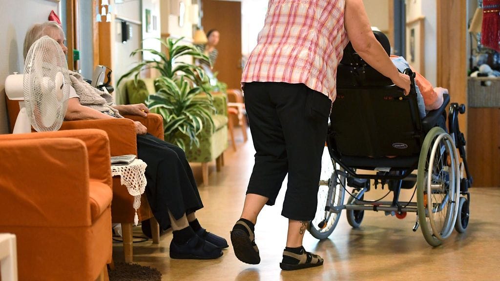 Ikääntyvien ihmisten ympärivuorokautisen hoivan henkilömitoituksen kiristämistä lykätään vuoden 2028 alkuun.