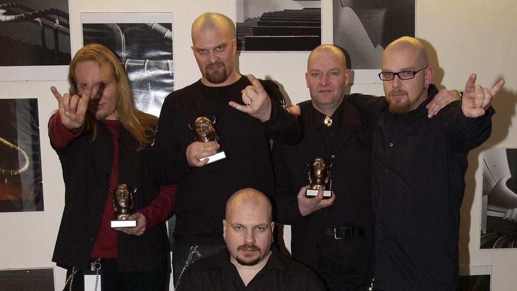 Yhtyeen jäsenet vuonna 2003 ylärivissä vasemmalta oikealle: Jarkko Petosalmi, Nils Ursin, Seppo Pohjolainen ja Jari Huttunen sekä alarivissä Timo Rautiainen.