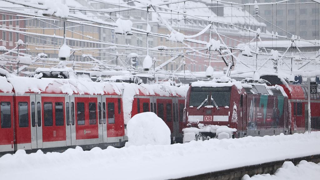 Raideliikenne on mennyt sekaisin Saksan lumikaaoksen vuoksi.