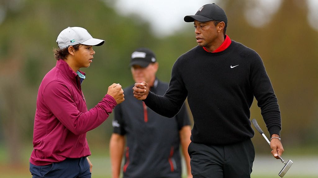 Tiger Woodsin (oik.) paidan rintamuksessa komeili tuttu merkki, kun hän pelasi poikansa Charlien kanssa PNC Championship -kisassa viime viikonloppuna.