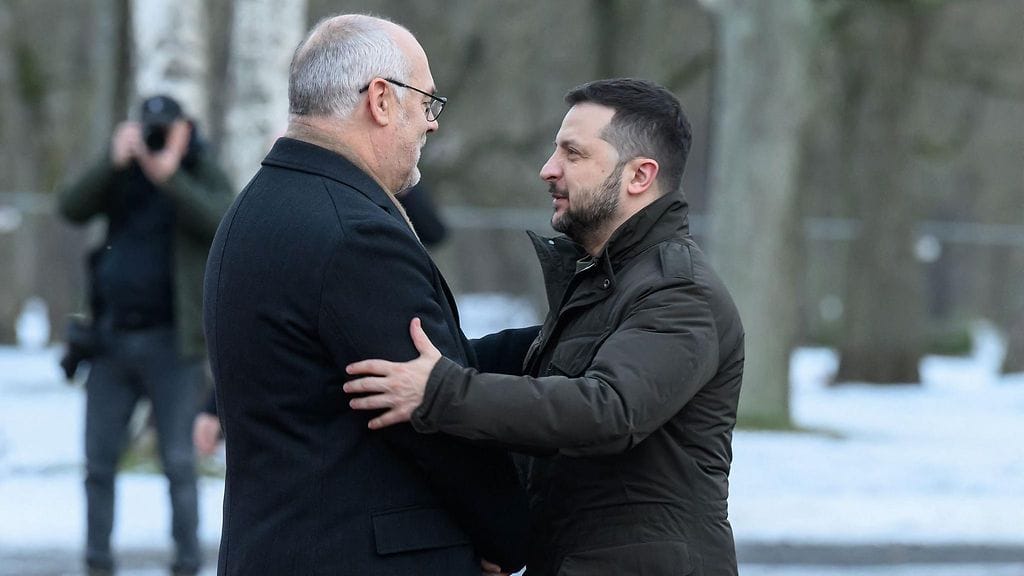 LK 11.1.2024 Viron presidentti Alar Karis tervehti Ukrainan presidenttiä Volodymyr Zelenskyä (oik.) hänen saavuttuaan Tallinnaan 11. tammikuuta 2024.