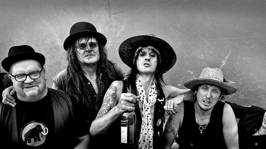 Pelle Miljoona Oy:n ensimmäinen kokoonpano on Pelle Miljoonan yhtyeistä kenties tunnetuin, koska kyseinen kokoonpano levytti ja soitti suomirockin menestyskappaleen Moottoritie on kuuma. Kokoonpano syntyi Pelle Miljoona & 1980 jälkeen ja se oli tyyliltään erilainen kuin edeltäjänsä, koska tässä kokoonpanossa Ari Taskinen (vas.) oli siirtynyt kosketinsoittimiin.