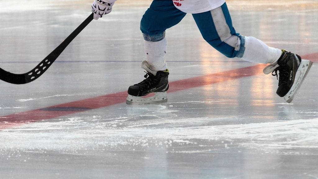 Venäläinen jääpalloilija purki raivoaan täysin tuomittavalla tavalla. Kuvituskuva.