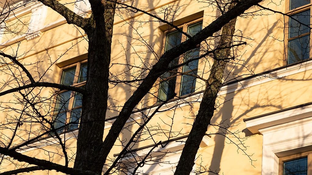 Ulkoministeriön julkisivua aurinkoisena talvipäivänä Katajanokalla Helsingissä. Tuomittu pidätettiin virasta ja irtisanottiin syksyllä 2021.