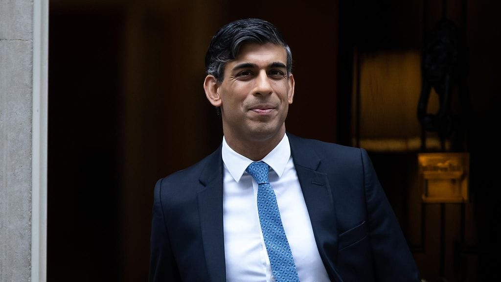 Britannian pääministeri Rishi Sunak sanoo, että Britannia aloittaa turvapaikanhakijoiden lennättämisen Ruandaan lähikuukausina