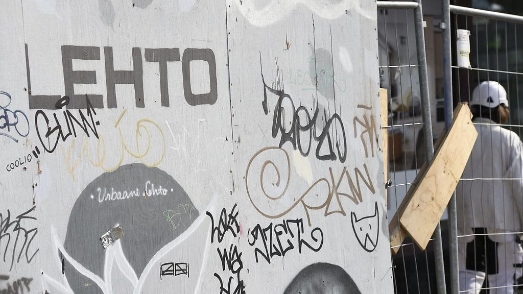 LK 6.2.2024 Lehto Groupin teksti näkyy rakennustyömaalla Helsingissä 10. syyskuuta 2019.