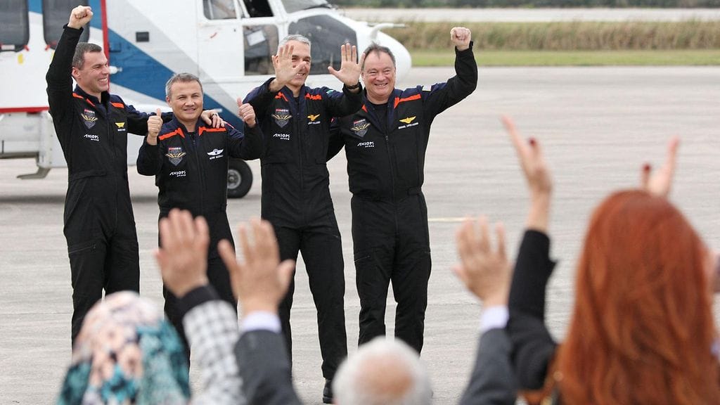 Kuvassa Axion Mission 3 (Ax-3) miehistön jäsenet alarivissä. Marcus Wandt Ruotsista rivissä vasemmalla.