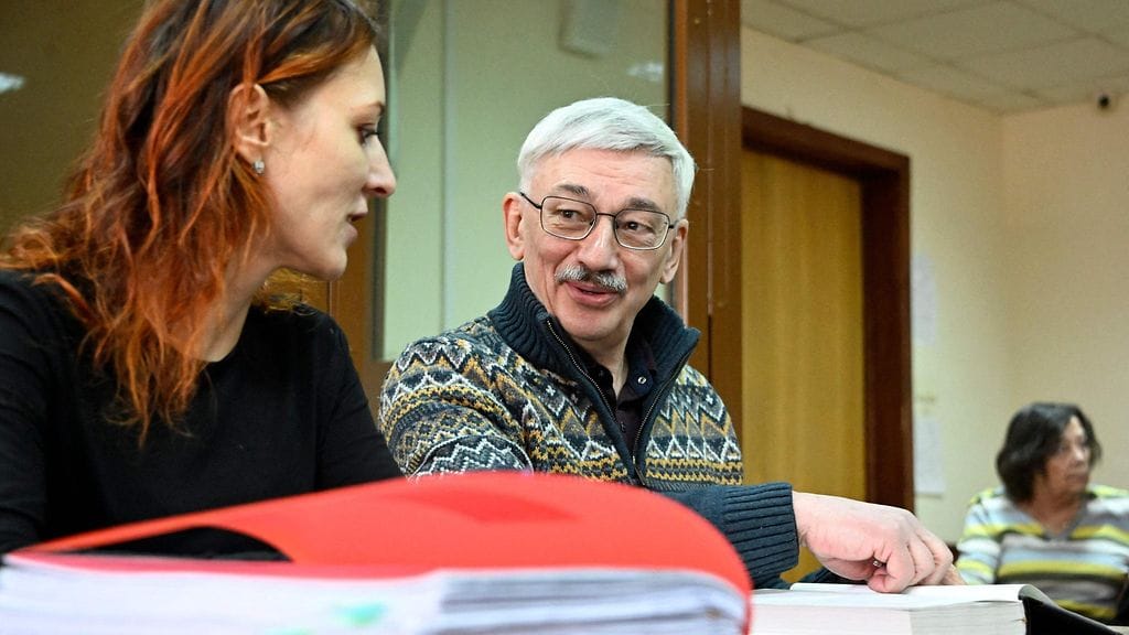 Ihmisoikeusaktivisti Oleg Orlov oikeudenkäynnissä Moskovassa 26. helmikuuta 2024.