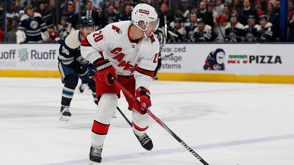 Sebastian Aho iski maalin.