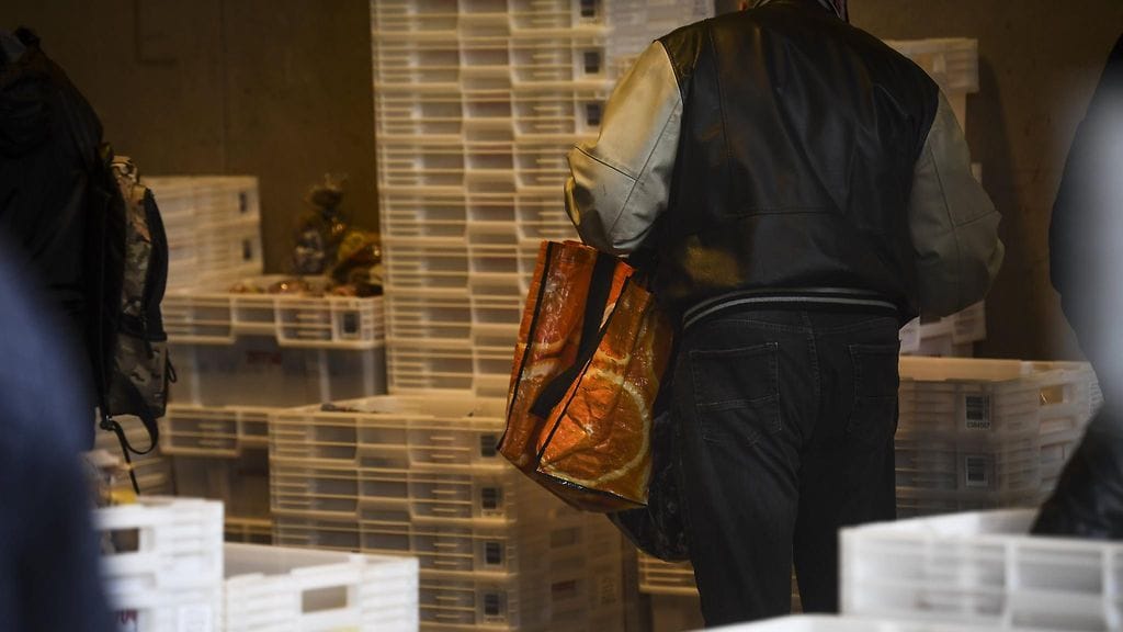 Ihmisiä noutamassa elintarvikkeita Myllypuron elintarvikejakelusta Helsingissä 28. lokakuuta 2020.