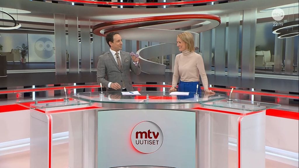 Kymmenen uutisten ankkuri Jesse Kamras löysi pöydän alta öttiäisen – ja mikä perhonen se olikaan!