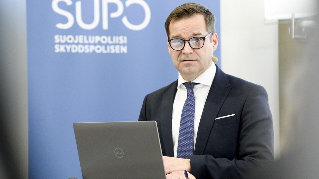 Suojelupoliisin vt. päällikkö Teemu Turunen Supon tiedotustilaisuudessa Helsingissä 26. maaliskuuta 2024. Supo julkaisi tiistaina vuosikirjansa.