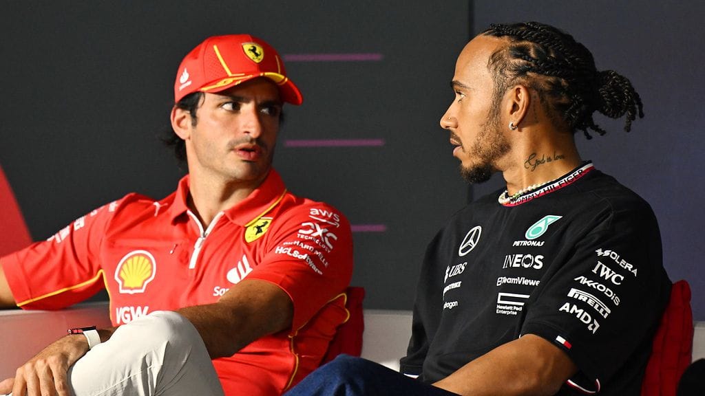 Carlos Sainz (vas.) on italialaislehtien tietojen mukaan vahvasti tyrkyllä Mercedekselle tallista tämän kauden päätteksi Ferrarille siirtyvän Lewis Hamiltonin paikalle.