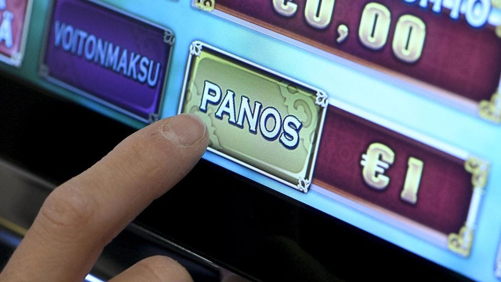 Nuorempien ikäryhmien suhtautuminen rahapelaamiseen on muuttunut kielteisemmäksi, kun taas vanhempien ikäryhmien myönteisemmäksi, ilmenee Terveyden ja hyvinvoinnin laitoksen (THL) tuoreesta väestötutkimuksesta. Henkilö pelaa rahapeliautomaatilla Veikkauksen pelisalissa Helsingissä 11. toukokuuta 2023.