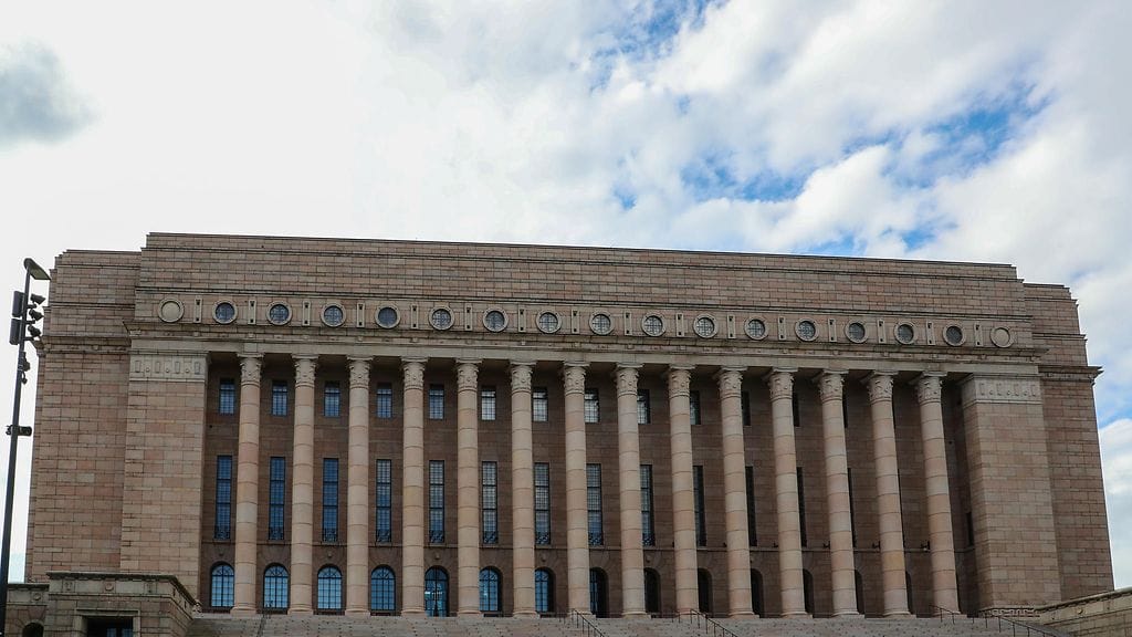 Helsingin Sanomien valokuvaaja on saanut kahden viikon porttikiellon eduskuntaan. Kuvituskuva.