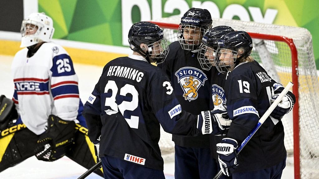 Emil Hemming, Lauri Sinivuori, maalintekijä Joona Saarelainen ja Konsta Helenius kuvassa Suomen 3–0-maalin jälkeen.