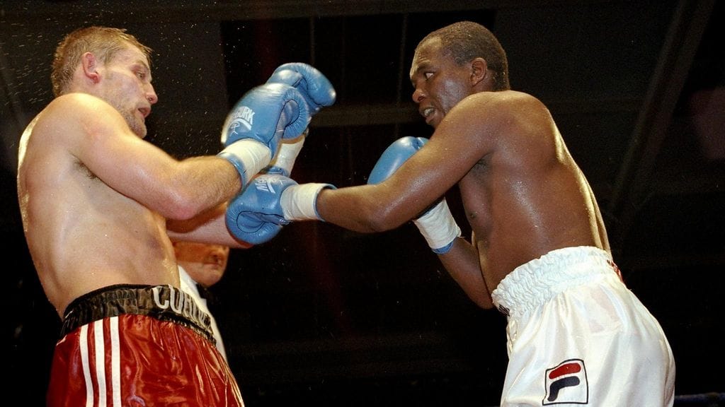Dingaan Thobela (oik.) ottelemassa Cornelius Carria vastaan WBF-liiton keskisarjan mestaruudesta vuonna 1999. Ottelu päättyi Carrin voittoon.