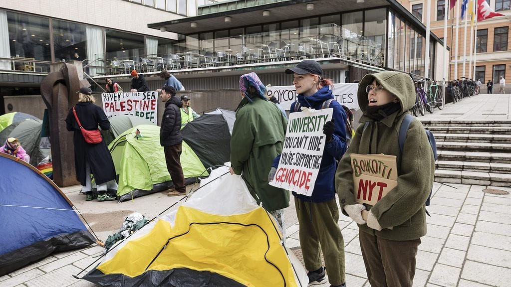 Helsingin yliopistolla on käynnissä mielenilmaus Palestiinan puolesta