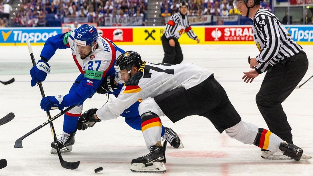 Saksan Nico Sturm pelasi perjantaina MM-kisojen avauspäivänä Slovakiaa vastaan mutta loukkaantui.