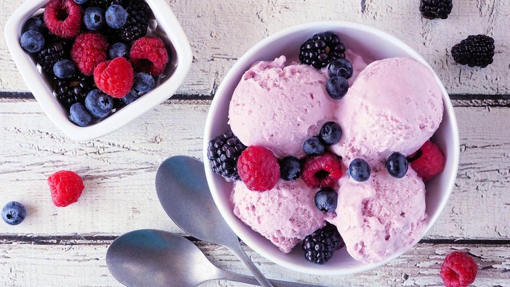 jäätelö ja marjoja