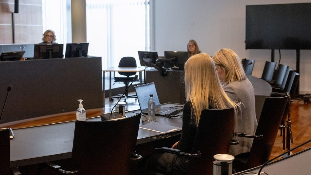 Syytetty 23-vuotias nainen (selin vas.) Pohjanmaan käräjäoikeudessa Vaasassa maanantaina.