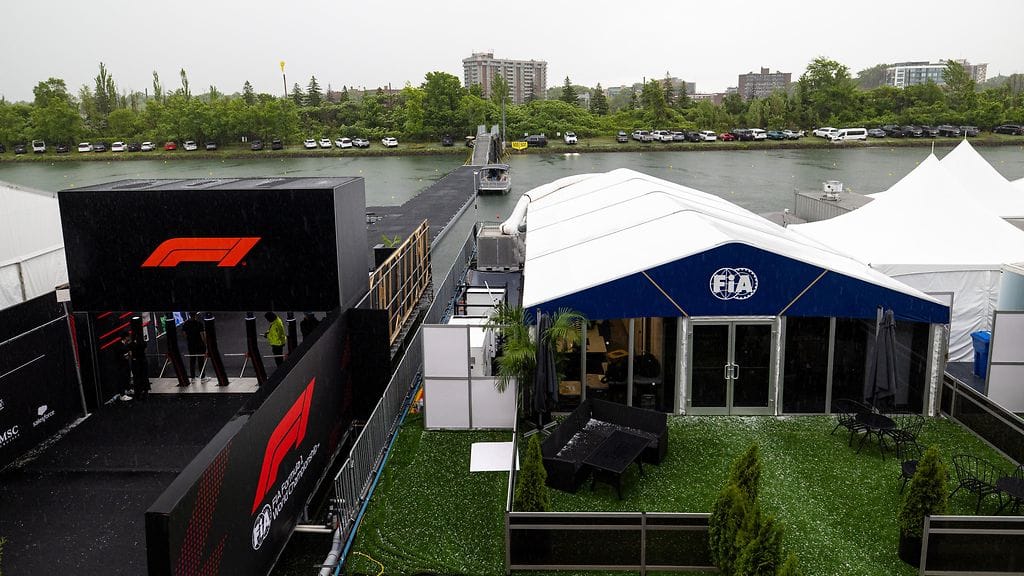 Raju raekuuro iski Montrealin F1-radalle perjantaina.