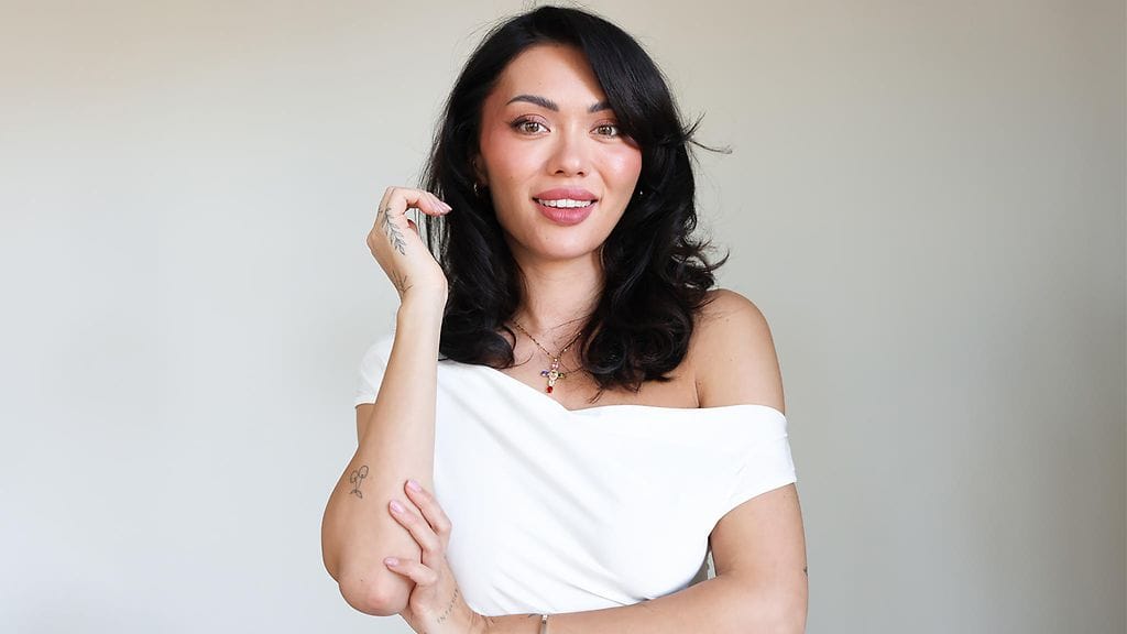 Shirly Karvinen juontaa Bachelor Suomi -ohjelman.