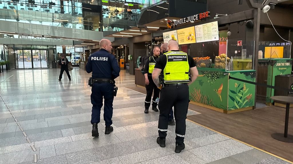 15-vuotias puukotti ulkomaalaistaustaista miestä Oulussa kauppakeskus Valkeassa.