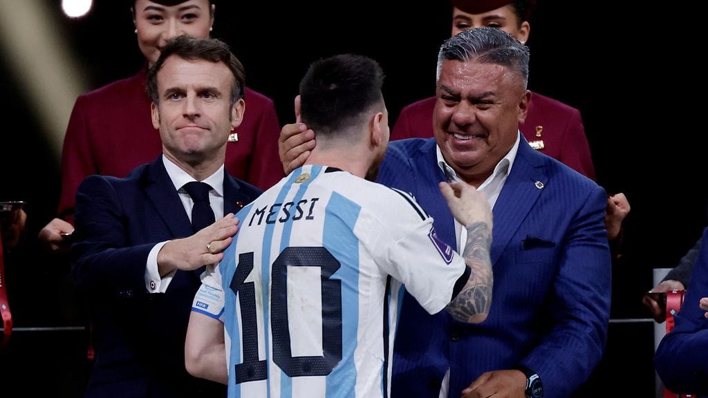 Claudio Tapia (oik.) onnitteli Argentiinan kapteenia Lionel Messiä maailmanmestaruudesta Qatarissa joulukuussa 2022.