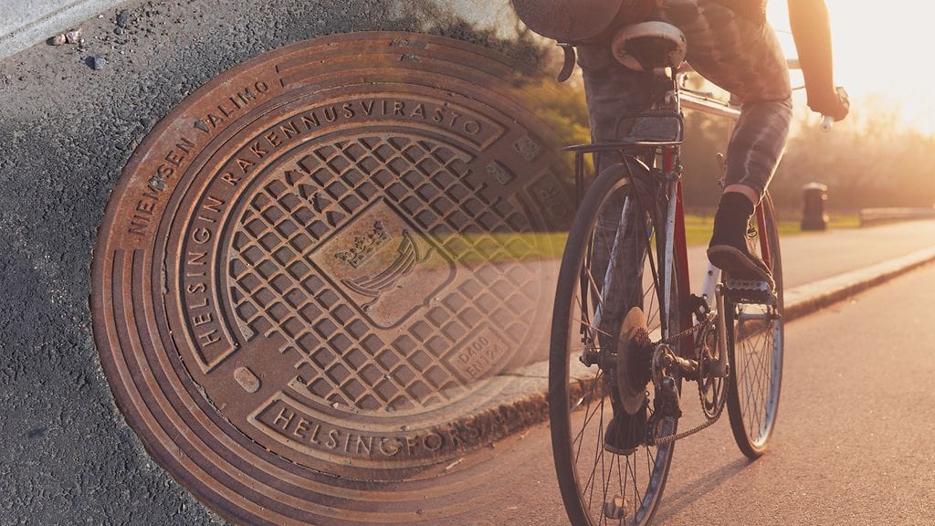 Kaupungin ohjeistuksen mukaan kaikkien kunnallisteknisten kaivojen sijoittamista pyöräteille ja pyöräkaistoille tulee lähtökohtaisesti välttää.