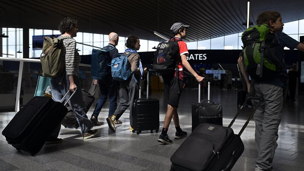 LK 20.7.2024 Matkustajia Helsinki-Vantaan lentoasemalla 19. heinäkuuta 2024. Yhdysvaltalaisen tietoturvayhtiö CrowdStriken virheellinen virustorjuntapäivitys vaikuttaa lentoliikenteeseen maailmanlaajuisesti.